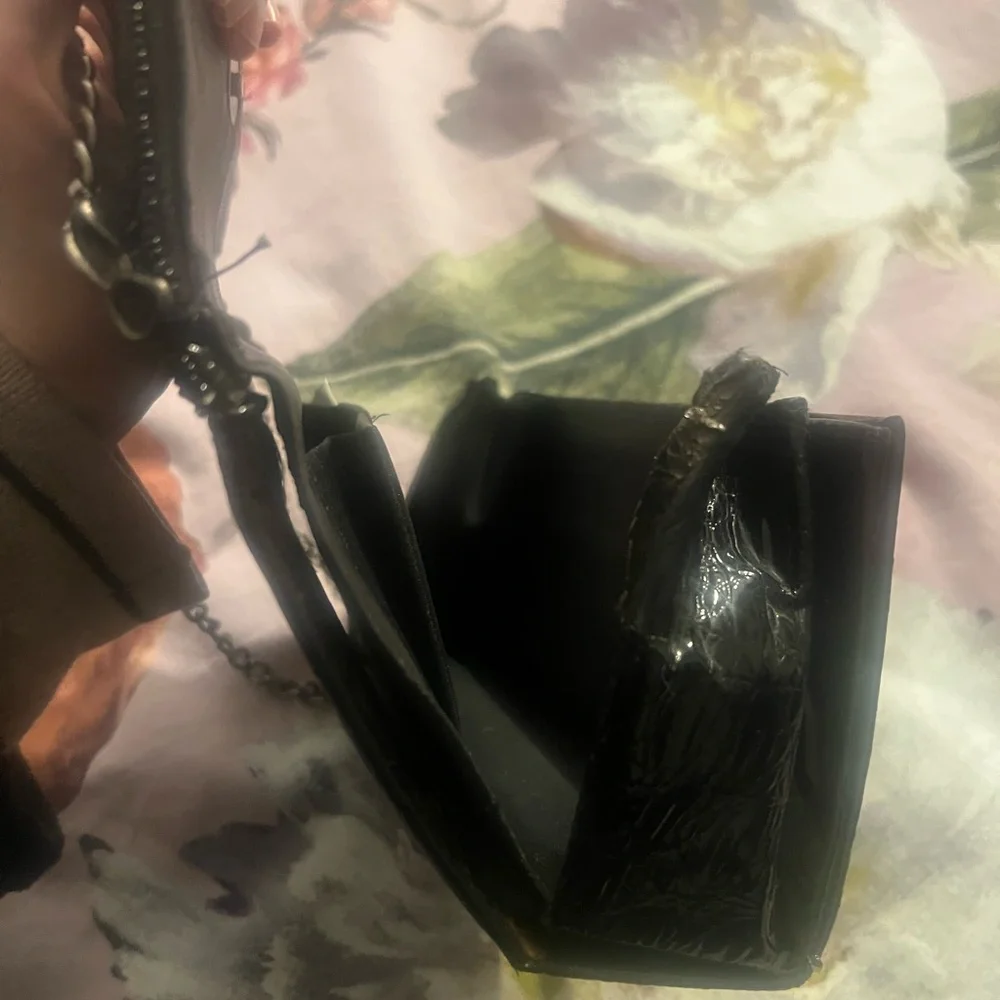 Elegant Black Croc-Embossed Chain Bag